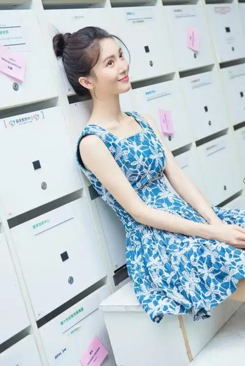 金晨开学季清新写真丸子头连衣裙穿梭校园