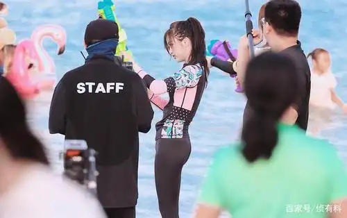 吴宣仪紧身裤泳装海边实拍之高清无修复原生态生图.可爱可爱!