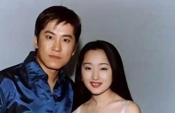 赖文峰出狱后照片流出,娶小23岁美貌娇妻,素颜照完胜前任杨钰莹