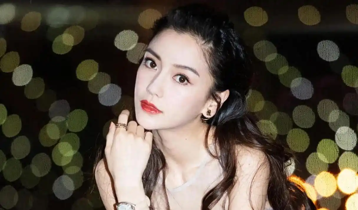 angelababy风波后首次露面,绽放甜美笑容状态极佳,嘟嘴卖萌迷人