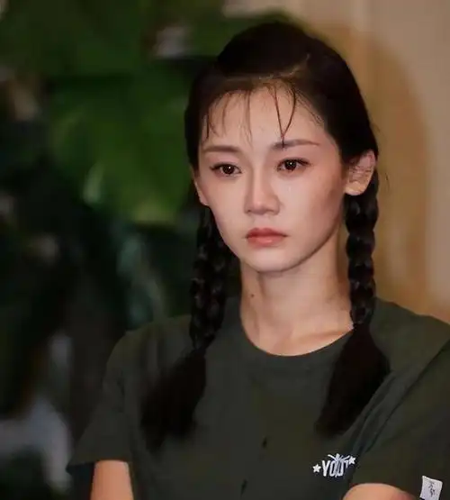 苗苗淡妆陪郑恺逛街,绿上衣米色短裙皮肤白皙,气质不|