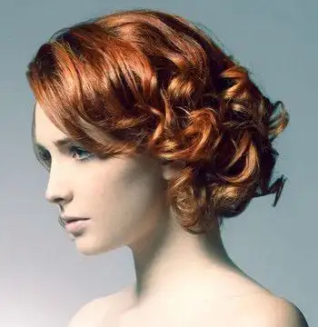 将偏梳的齐刘海齐肩中短发从额头的位置将直发烫成中卷螺旋卷,聚积在