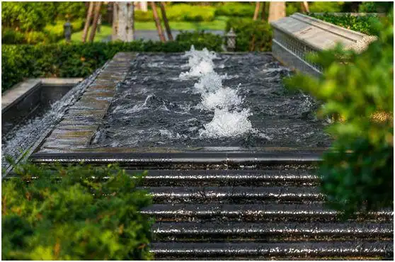 北京泛海世家的水景景观比较多样化,其中叠水景观迭幅较小,有一种"小