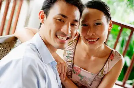 男人和女人在晚上