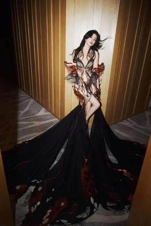 杨颖烈焰蝴蝶裙惊艳全场,时尚女神气场十足!