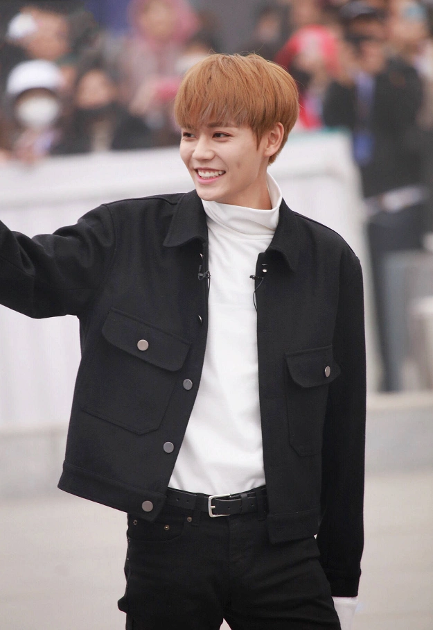 林彦俊看到啥笑得这么开心?来自粉丝的告白气球,实在是太走心!