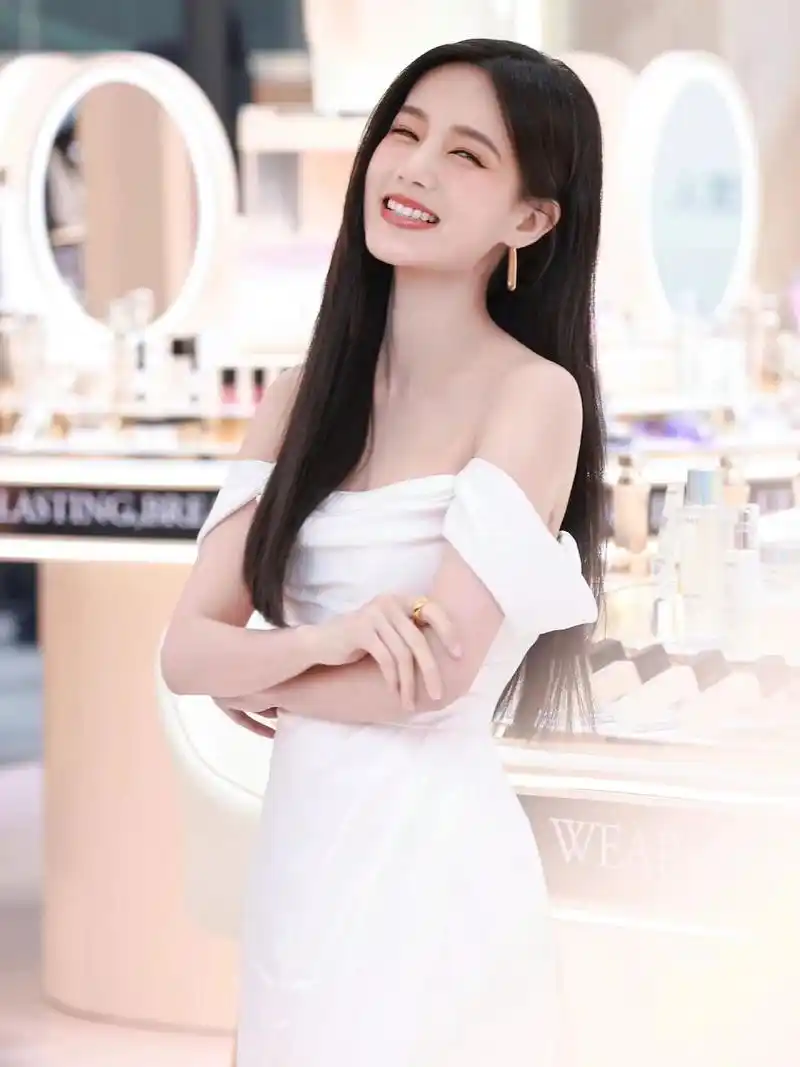 温温柔柔的李一桐穿我们家的礼服裙啦97 身穿我们家礼服「暮云」的