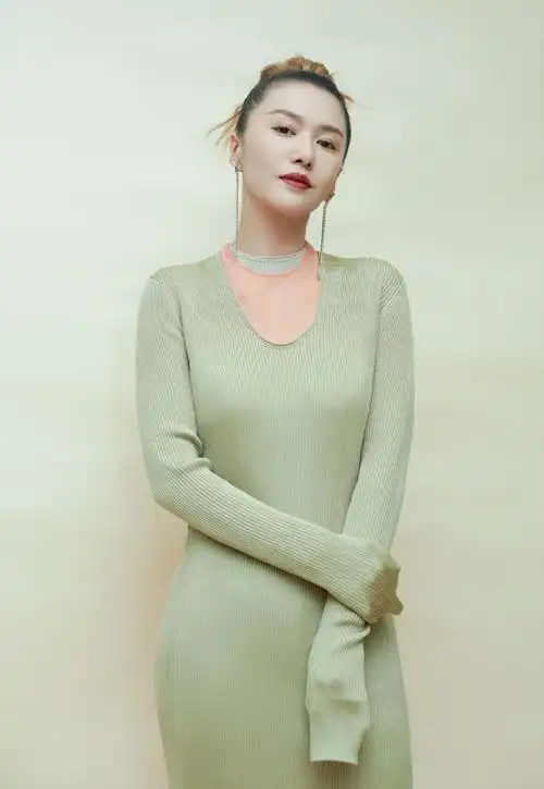 谭维维身材好,嫩绿针织长裙,叠穿纱裙又潮又飒__财经头条