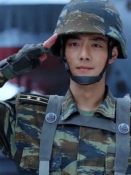 肖战顾一野##王牌部队肖战##肖战纯白u领t恤