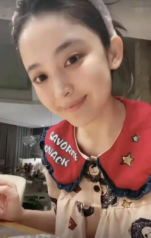 不得不说,古力娜扎真的是越来越漂亮了,即使离开美颜和滤镜素颜依旧