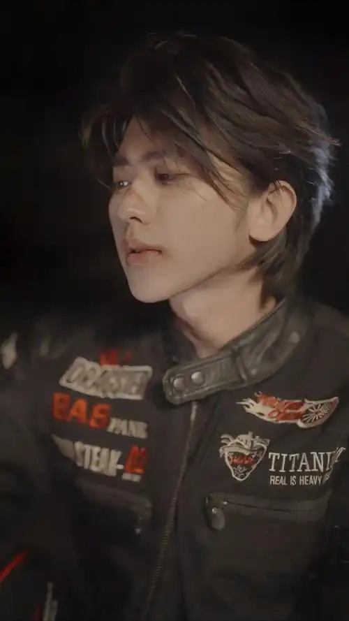 蔡徐坤机车战损风#简单修复 来组高清战损版机车壁纸#蔡徐坤port开季