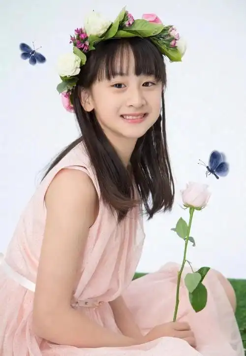 11岁森碟"开挂"长大,穿背带裙秀168身高,初恋脸美到不敢认!
