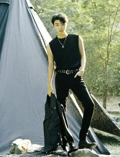 穿上黑色背心,网友们自然就关注王俊凯的身材了,还别说,弟弟暗戳戳的