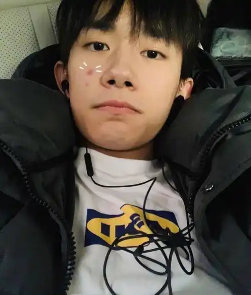 易烊千玺晒男友视角自拍,穿条纹衫素颜出镜,网友:颜值太逆天