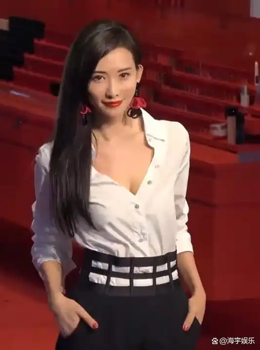 林志玲:低胸礼服展事业线,极致魅力尽显