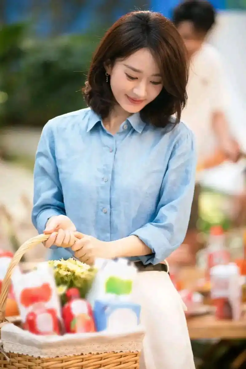 从赵丽颖的日常生活照看来 她是个无欲无求的人 吃的普通,穿的普通,不