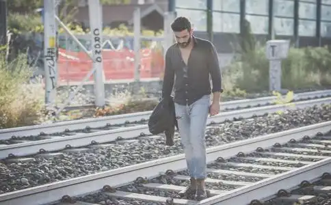 纠正男人走路外八字的九个方法