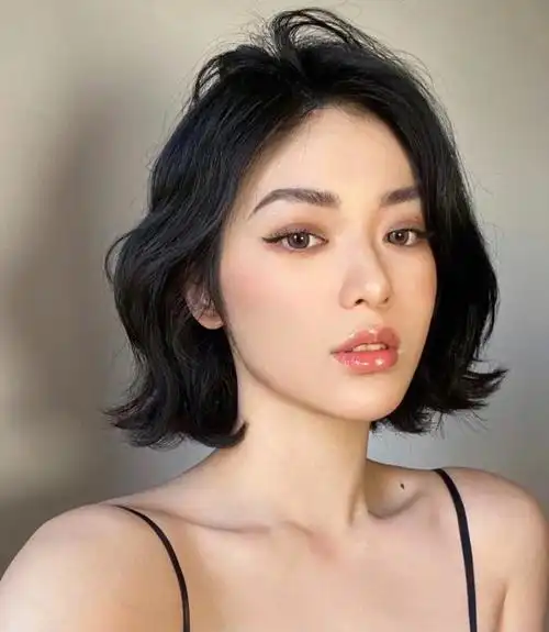 女孩最爱的短发造型之一,尤其适合职场的女孩,卷发会增加发型的层次感