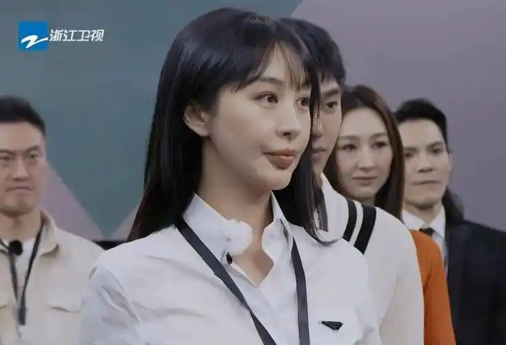 李菲儿又变样了?