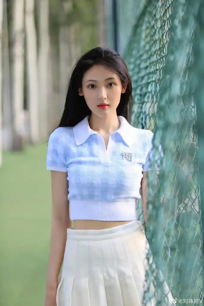 中戏果然出美女!系花因生活照走红,s型身材一绝,锁骨能养鱼了