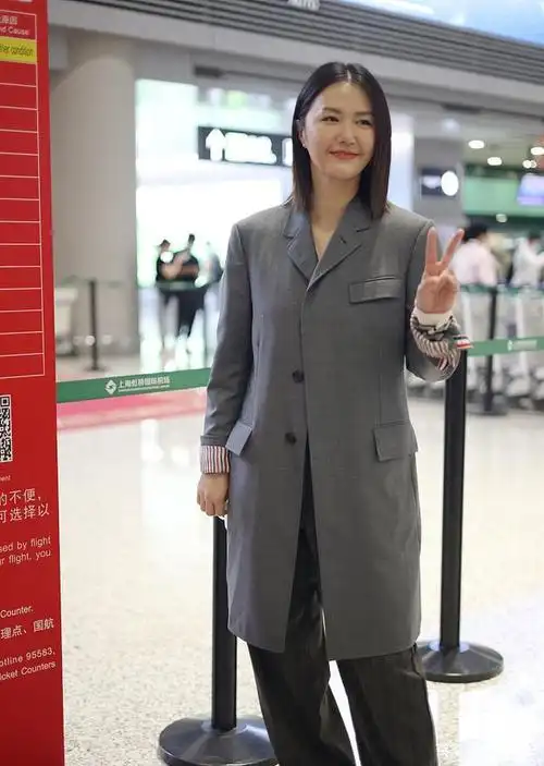 谭维维亮相机场,露清新素颜,对镜比v超亲和