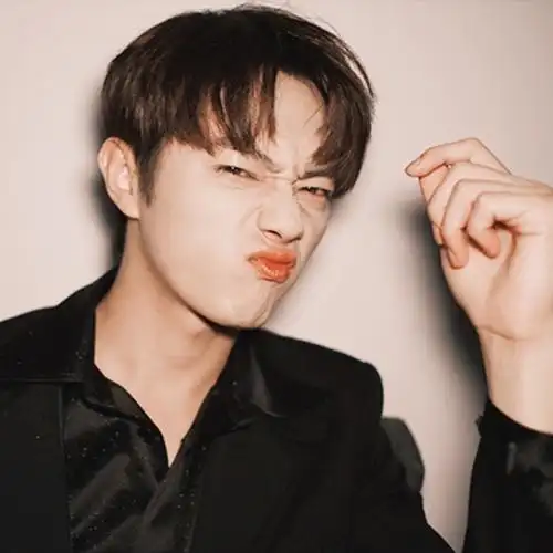 这套图也能凑十八宫格诶旧图收拾收拾也能当新图玩儿许凯头像#许凯爱