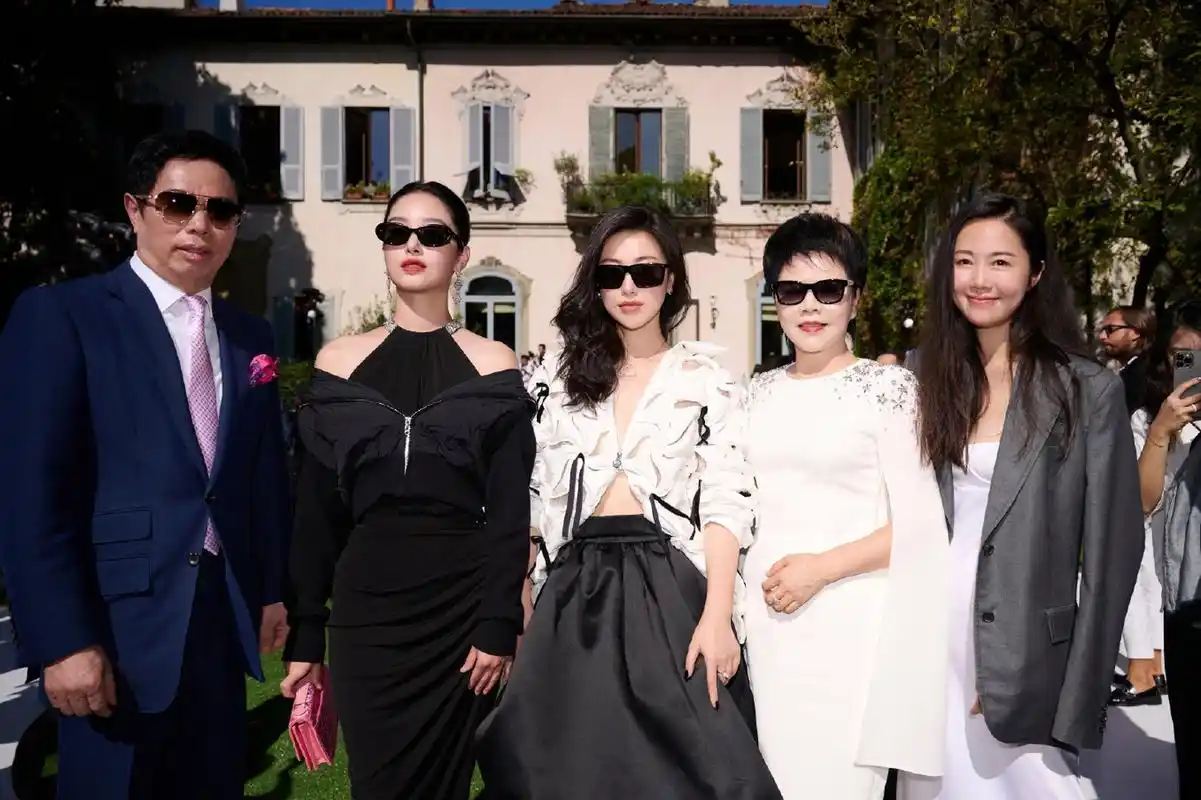 朱珠和杨采钰在米兰看秀,两人身穿华丽重工的礼服一起合照,两位都有着