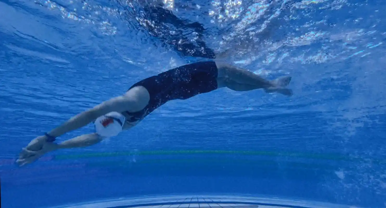 游泳 #游泳教练 #当然要拍照记录啊 #水下摄影 #这谁顶 - 抖音