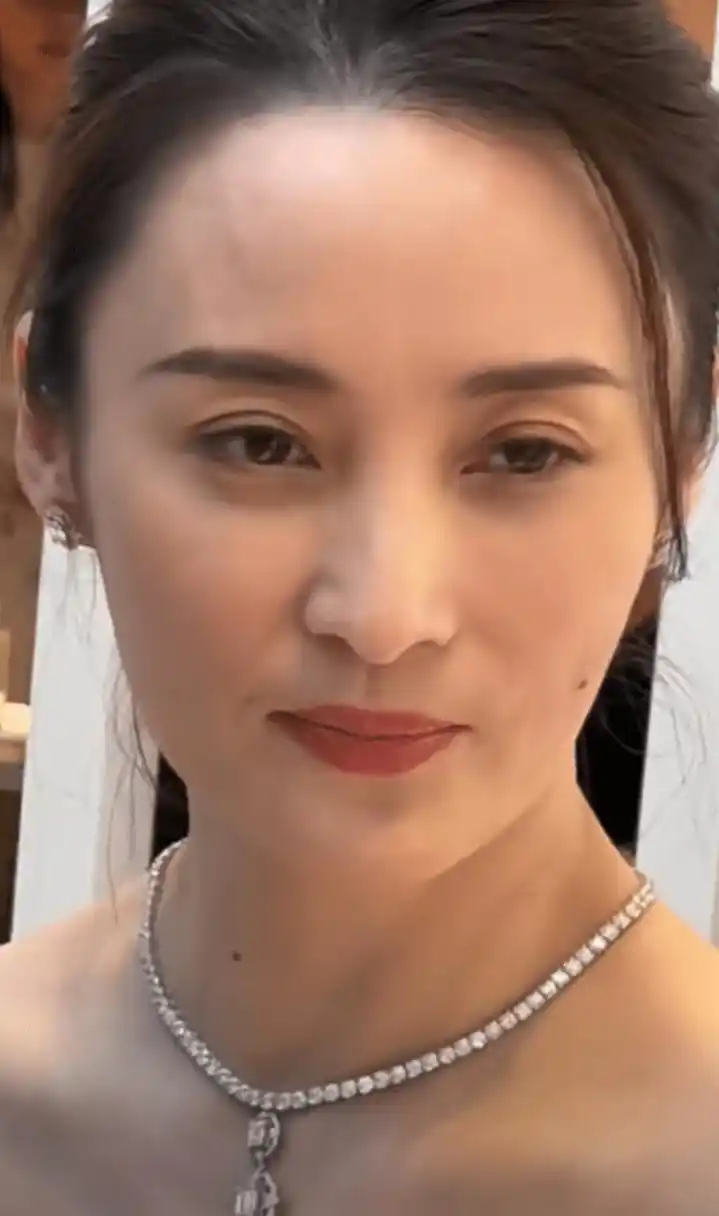 蒋勤勤一袭黑色紧身裙出席活动, 真是一点儿也看不出来47岁的样子,优