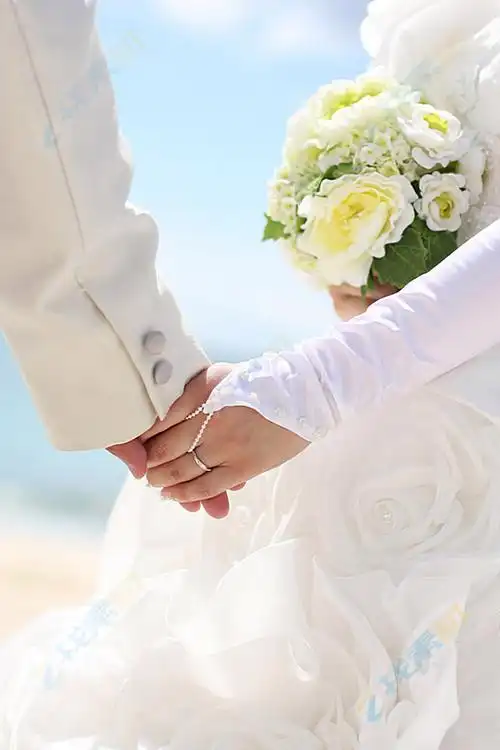 新婚人物牵手手里的手捧花高清图片下载