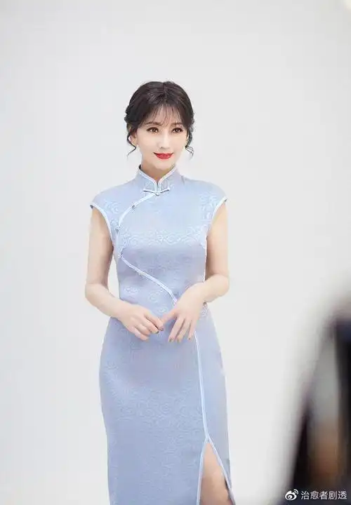 赵雅芝旗袍写真诠释东方美端坐饮茶气质出尘