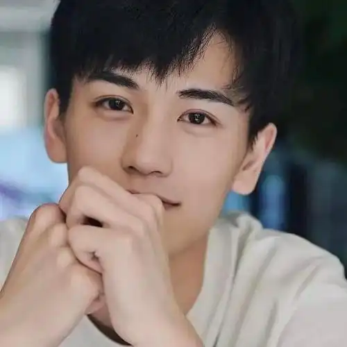 英俊男人的五官天生有一种艺术感,一般欣赏美男只是像欣赏米开朗基罗