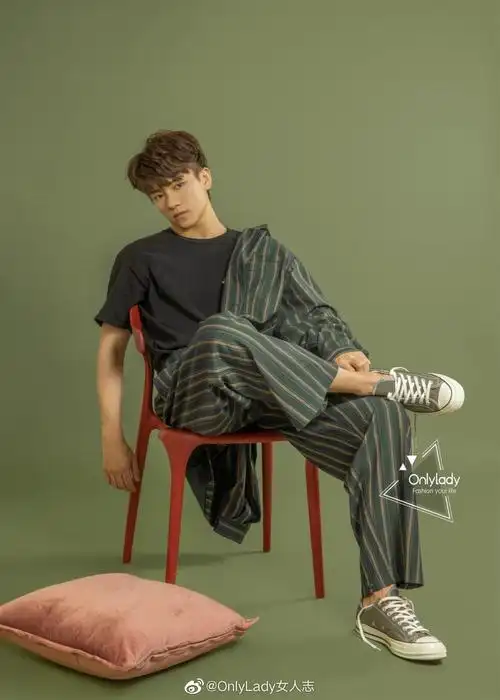 演员@张帆_fannn 发布一组全新写真,墨绿色条纹西装外套