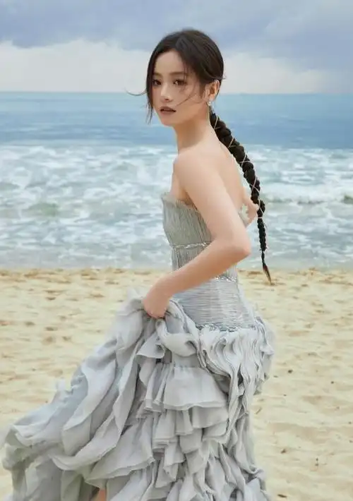 在近日举行的釜山电影节上,年轻演员李庚希以一袭灰