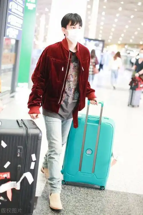 胡先煦穿酒红色外套搭配牛仔裤现身机场化身阳光少年