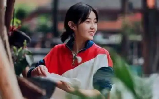 沈月和张子枫同样是160cm当两人同框时身高差距一目了然