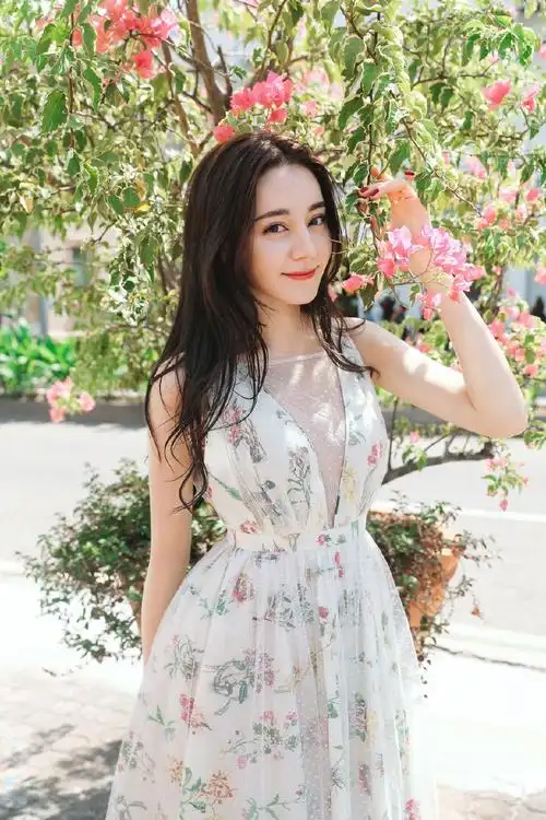 迪丽热巴曝10月行程,剪刀手的小可爱,满满行程又是辛苦的一月