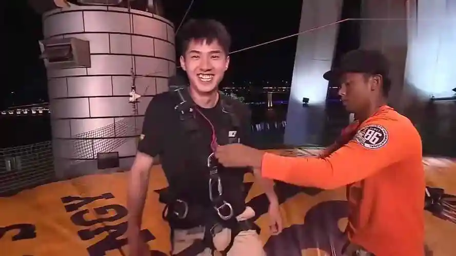 刘昊然在澳门塔挑战蹦极直呼好爽这个真的好爽