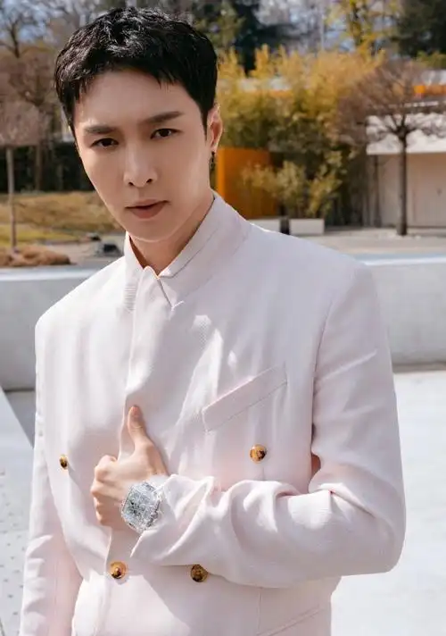 张艺兴日内瓦##今年表展最期待谁#@张艺兴每一帧都酷帅爆炸!