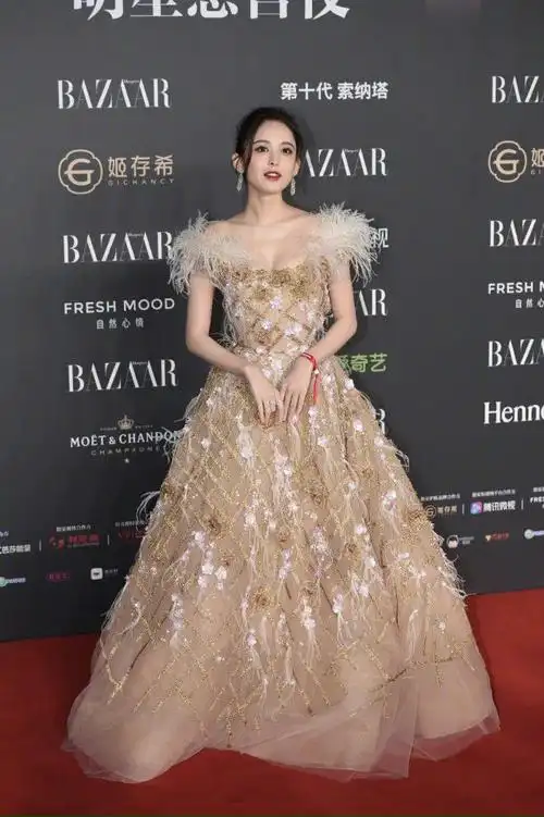 娜扎生图从未输过,身穿黑色深v礼服裙,美得优雅又气质|古力娜扎|衣品