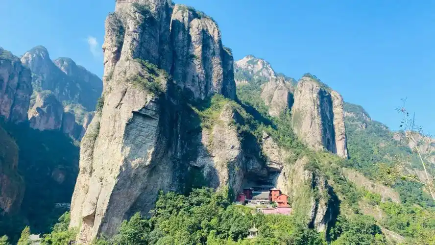 告诉景区工作人员去哪里,他们就会安排坐车高铁雁荡山下