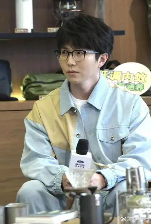 毛不易牛仔套装清爽文艺 分享春晚新歌幕后故事