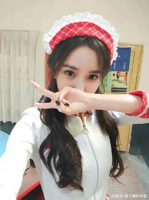 和杨幂大宝贝一起比耶,一起为武汉加油,一切都会好起来的