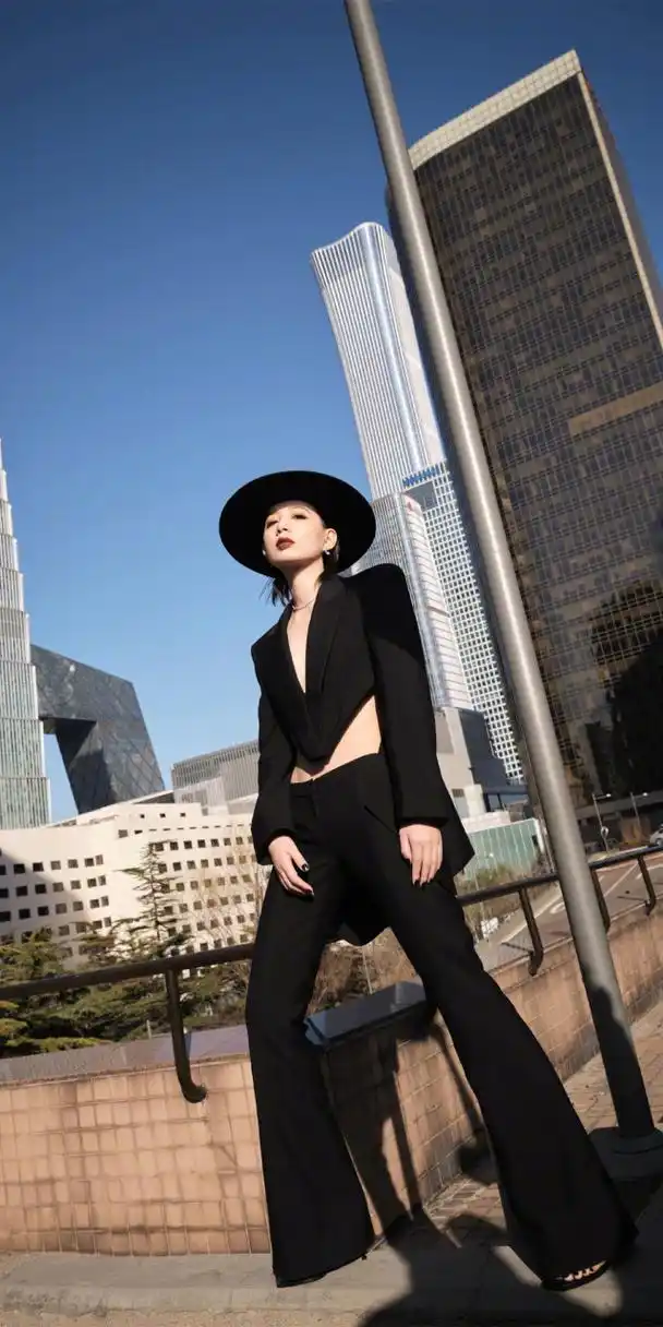 李斯丹妮,酷感帅气黑色系写真壁纸图集