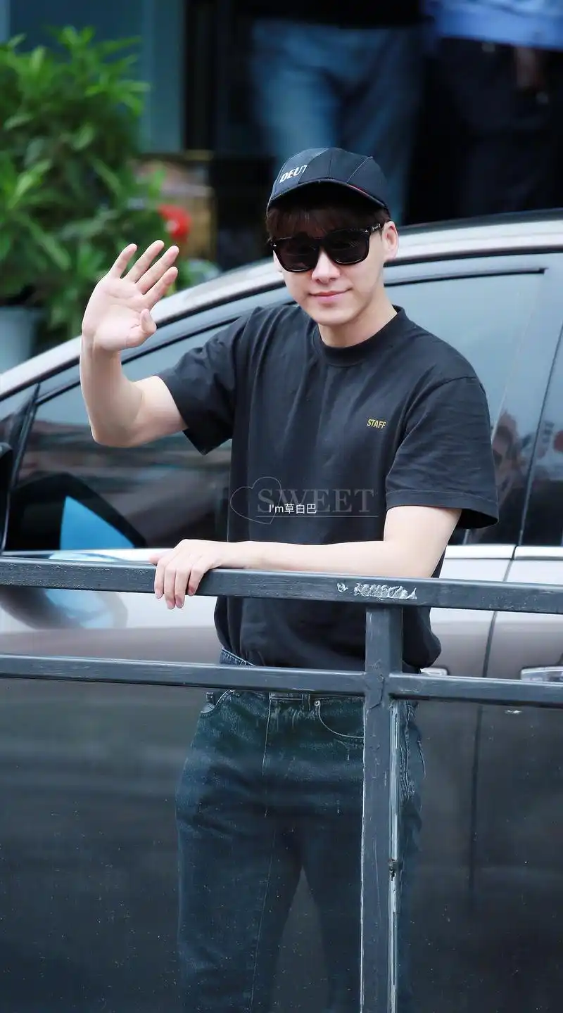 【李易峰 长沙】李易峰甜草现身长沙,黑色休闲造型帅气随性,你站在