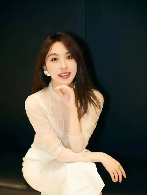李菲儿晒后背上热搜,网友:尺度太大了_黄晓明_照片_好身材