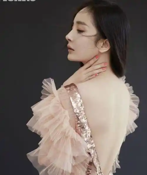 杨幂的美背,热巴的美背,baby的美背,最美的还是她的"蝴蝶背"_身材