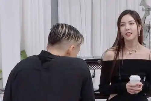 陈伟霆不舍宋妍霏离开极力挽留却被导演组劝阻两人瞒不住了