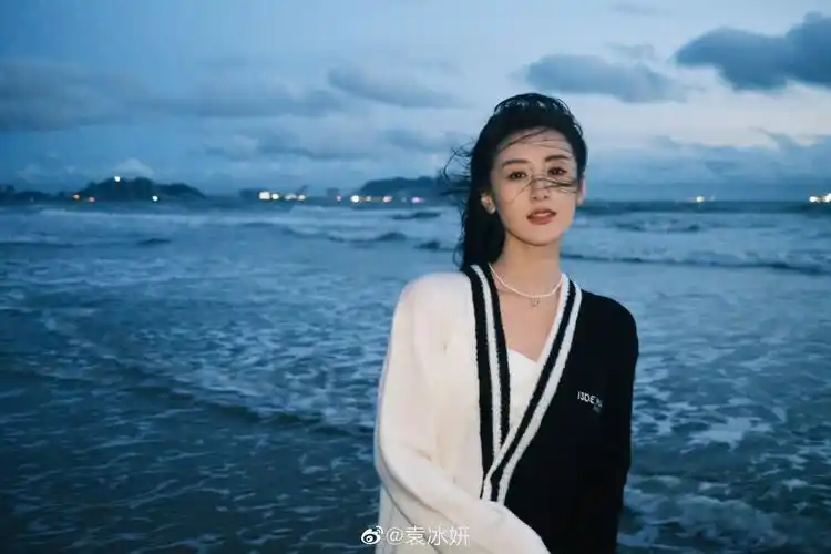 袁冰妍海边氛围感写真,海风都变得温柔了起来……_高清图集_新浪网