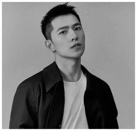 杨洋最新款寸头造型亮相清爽干练发型尽显俊朗英气的型男魅力